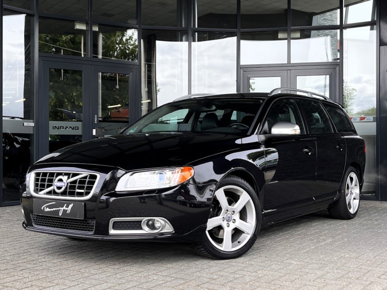 Volvo V70 - 2.0T R-EDITION AUT. - ORG. NL. - TREKHAAK - AutoWereld.nl