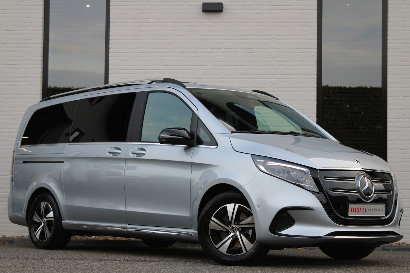 Mercedes-Benz EQV - 300 L2 / AMG / 7-Persoons / Panorama / Led / Electr Stoelen / Vol Opties / NIEUWSTAAT - AutoWereld.nl