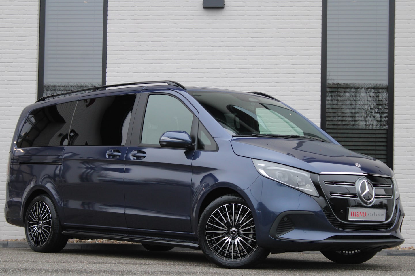 Mercedes-Benz EQV - 300 Lang / 7-Persoons / Luchtvering / Electr Stoelen / Vol Opties / NIEUWSTAAT - AutoWereld.nl