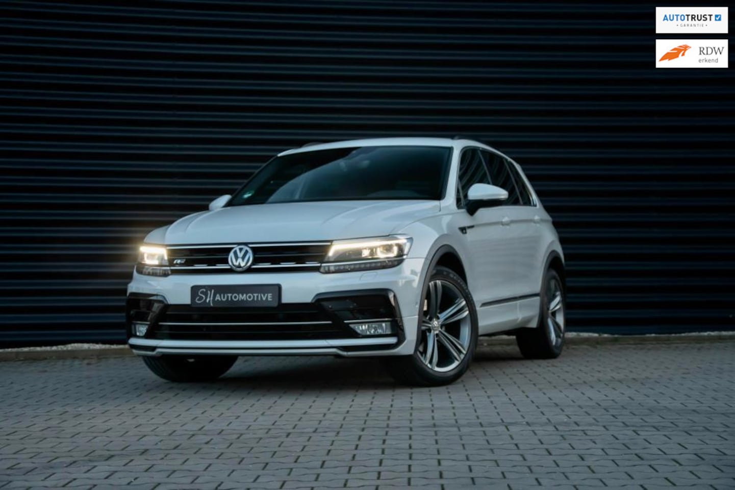 Volkswagen Tiguan - 1.4 TSI 3x R-Line / Virtual cockpit / CAMERA / LED - AutoWereld.nl