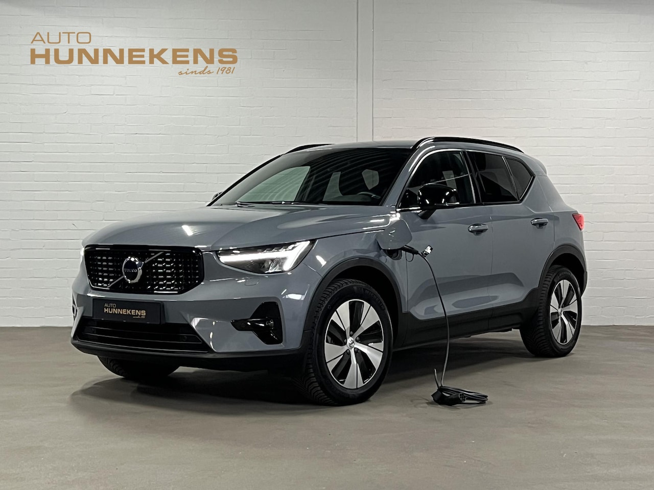 Volvo XC40 - 1.5 T4 Plug-in hybrid Plus Dark Adapt. cruise | Stuur-/stoelverwarming | Achteruitrij came - AutoWereld.nl