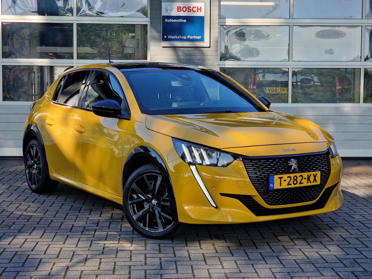 Peugeot 208 - 1.2 PureTech GT|Pano|LED|Cruise|Clima|360'Camera|17-inch| - AutoWereld.nl