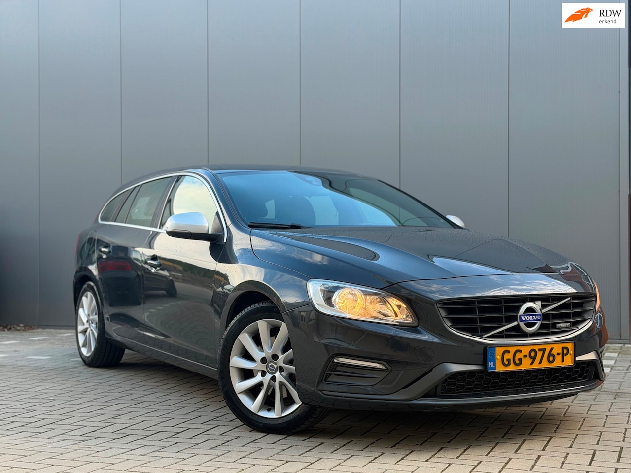 Volvo V60 - 1.6 D2 R-Design 1.6 D2 R-Design - AutoWereld.nl
