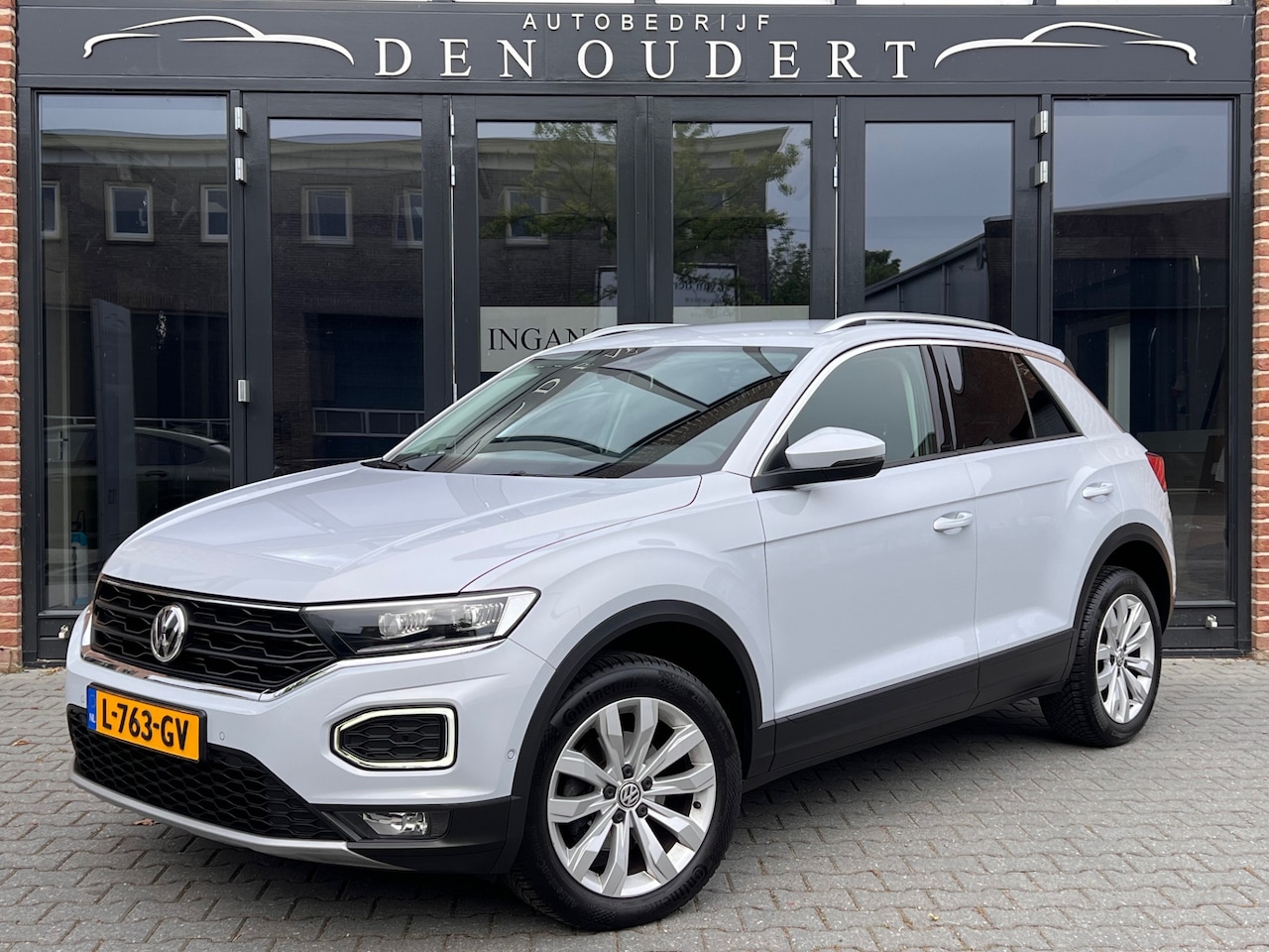 Volkswagen T-Roc - 1.5 TSI Sport AUT. LED / CARPLAY / NAVI - AutoWereld.nl
