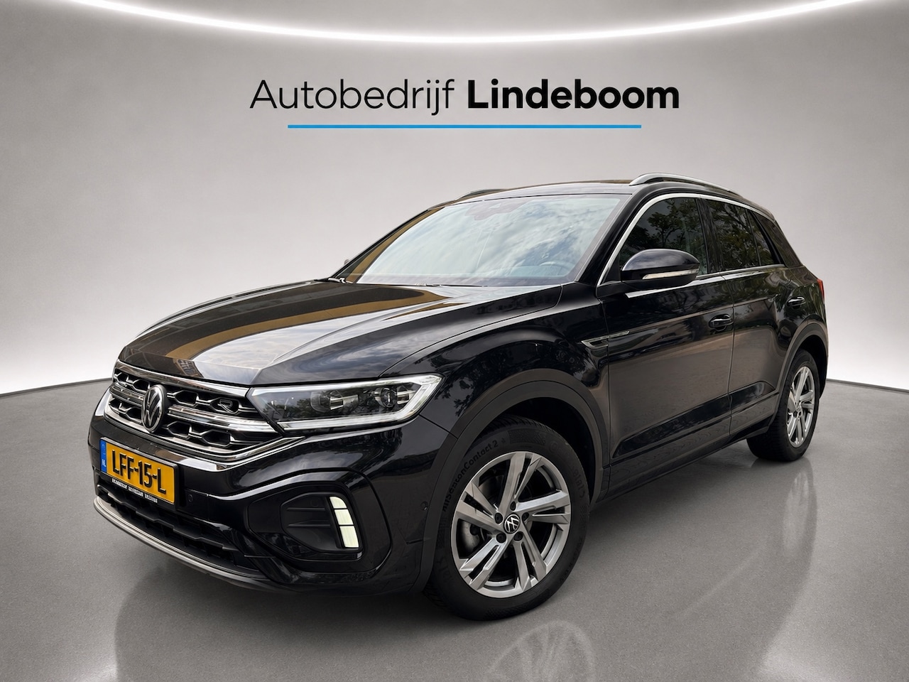 Volkswagen T-Roc - 1.5 TSI R-Line Acc, Trekhaak, All Season banden, Camera - AutoWereld.nl