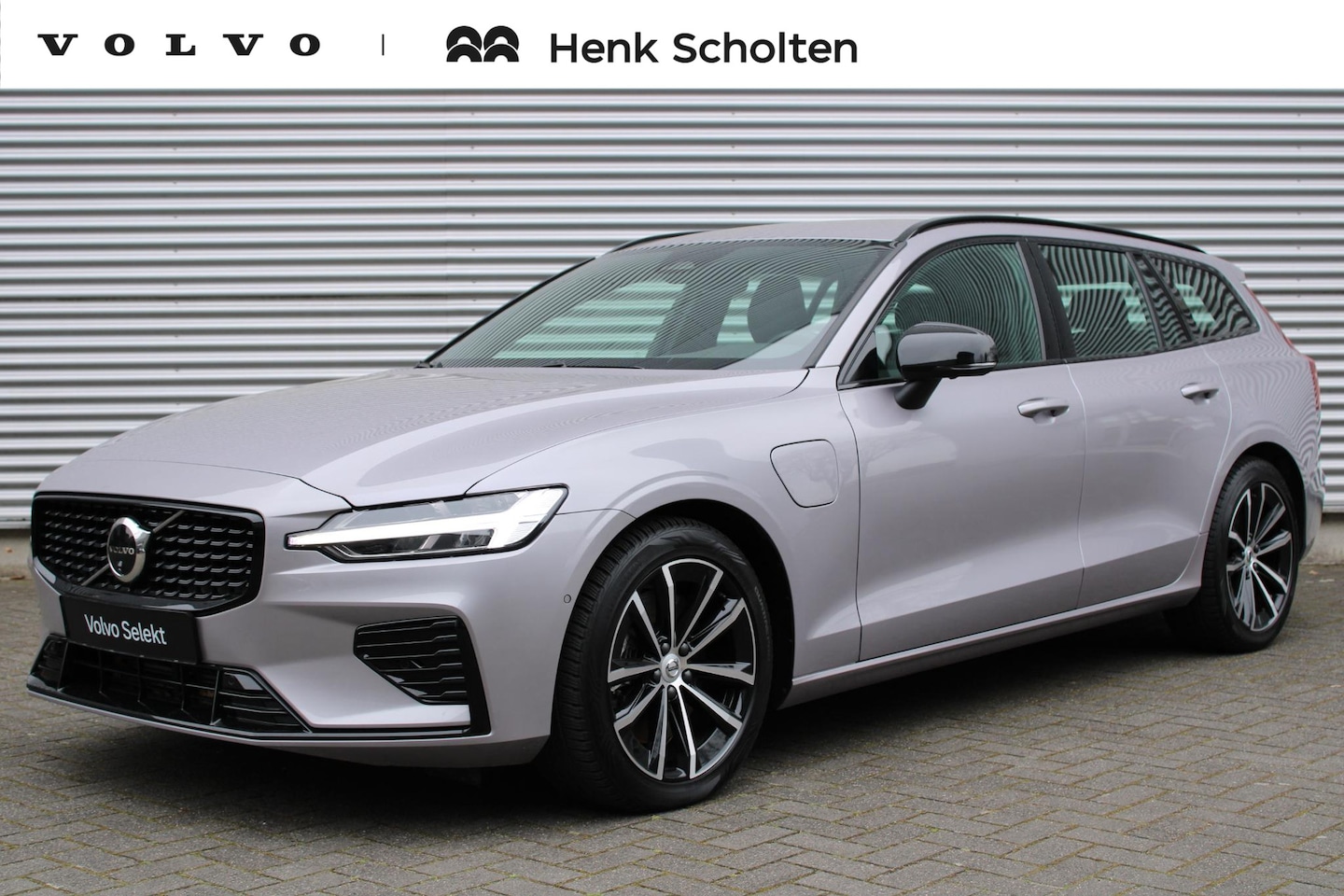 Volvo V60 - T6 Plug-in hybrid AWD Plus Dark | Trekhaak | 360 graden camera | Verwarmbare voorstoelen e - AutoWereld.nl