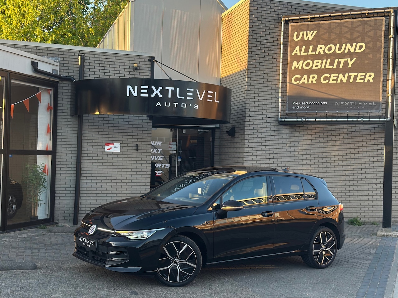 Volkswagen Golf - 1.5 eTSI Oranje Edition IQ.Led Pano Sfeer HUD ACC - AutoWereld.nl