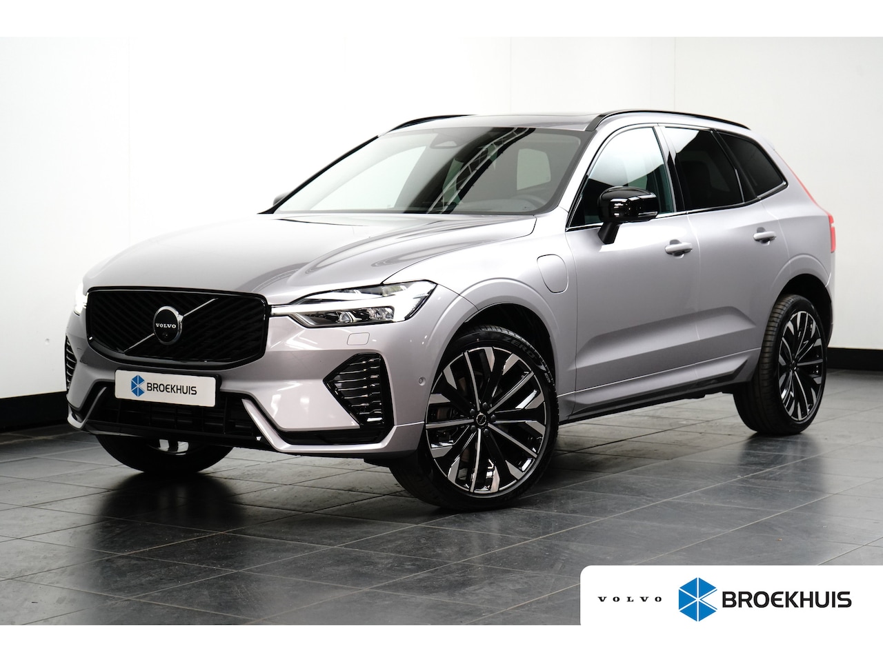 Volvo XC60 - Plus Dark Recharge Plug-In Hybrid AWD | Luchtvering | H&K | HUD | Nappa | Trekhaak| Pano | - AutoWereld.nl
