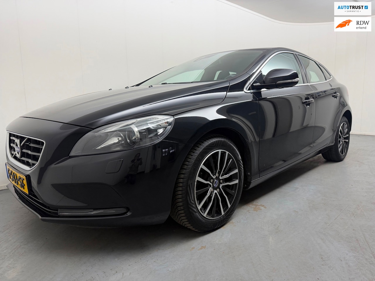 Volvo V40 - 1.6 T3 Summum # Virtual cockpit # Navi # Camera # Lmv # Dealer onderhouden - AutoWereld.nl