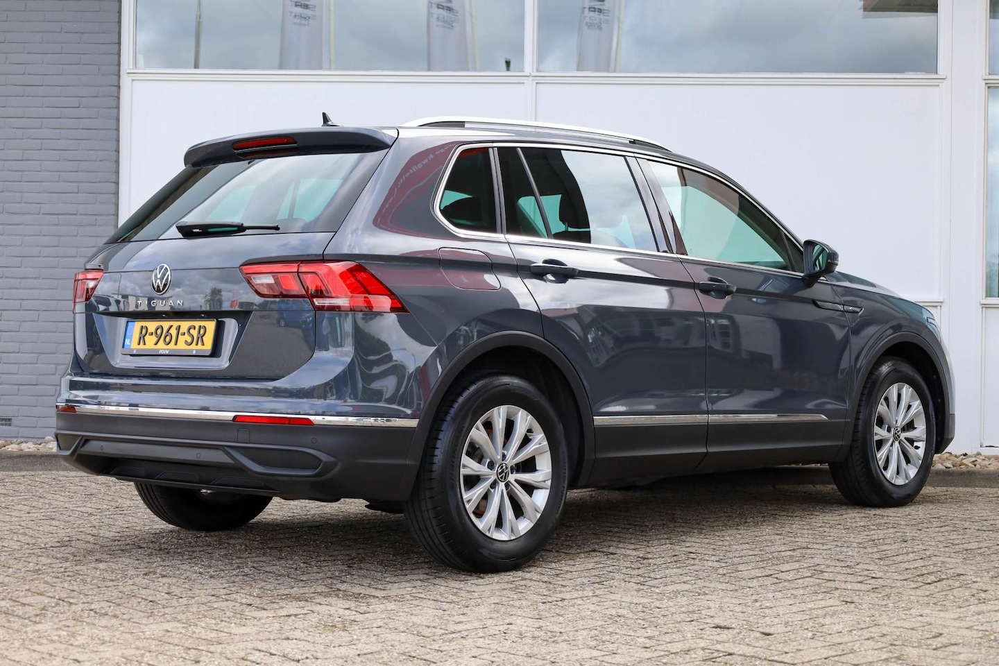 Volkswagen Tiguan - 1.5 TSI 150pk DSG Life Business | Stoelverwarming | Achteruitrijcamera | Keyless - AutoWereld.nl