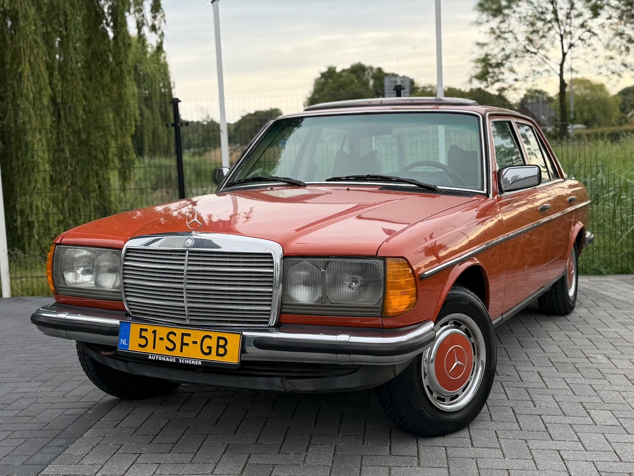 Mercedes-Benz 200-280 (W123) - 240 D OLDTIMER / SCHUIFDAK / TREKHAAK - AutoWereld.nl