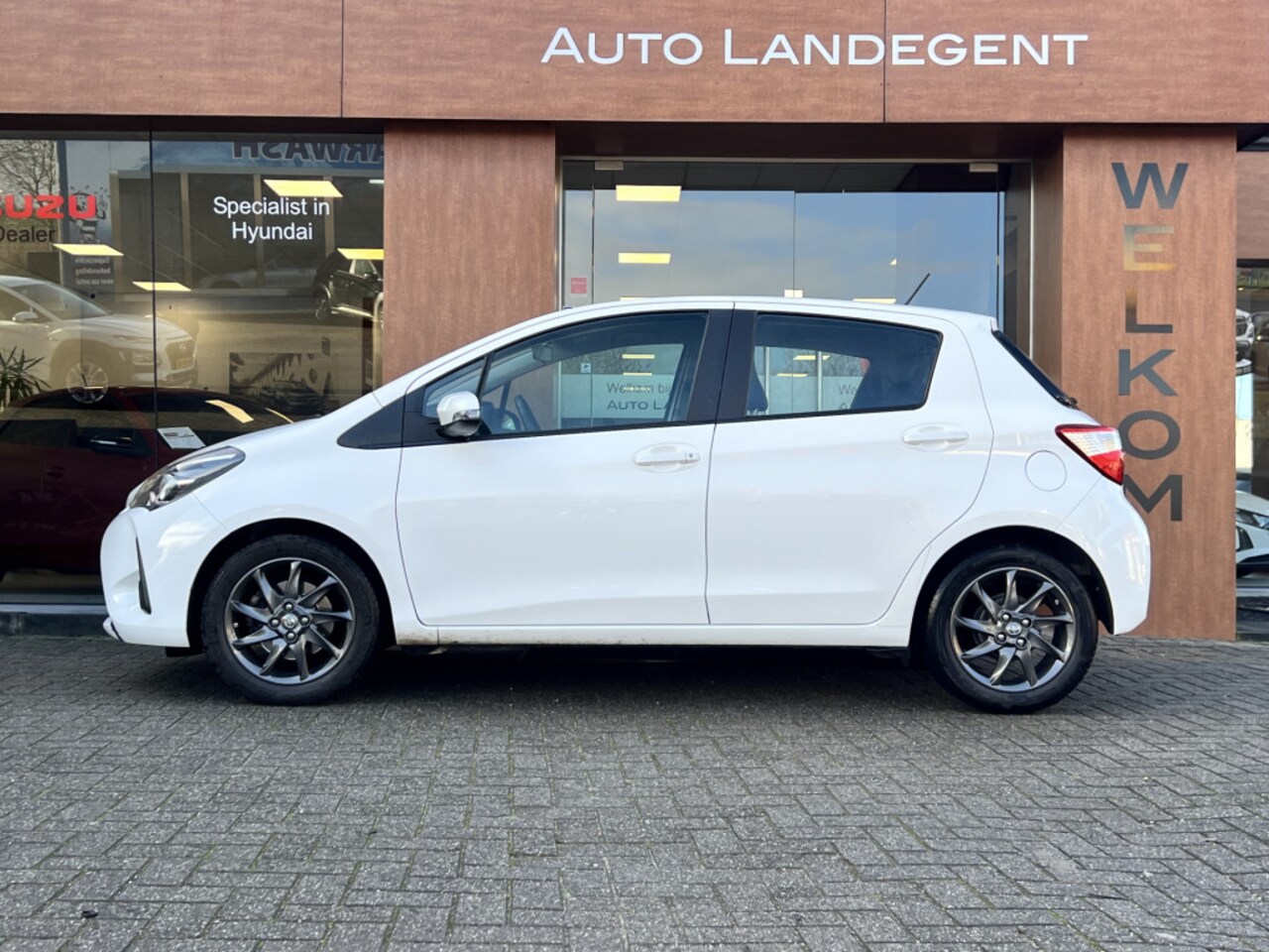 Toyota Yaris - 1.5 VVT-i Comfort | Trekhaak | LM velgen | Bluetooth | Radio - AutoWereld.nl
