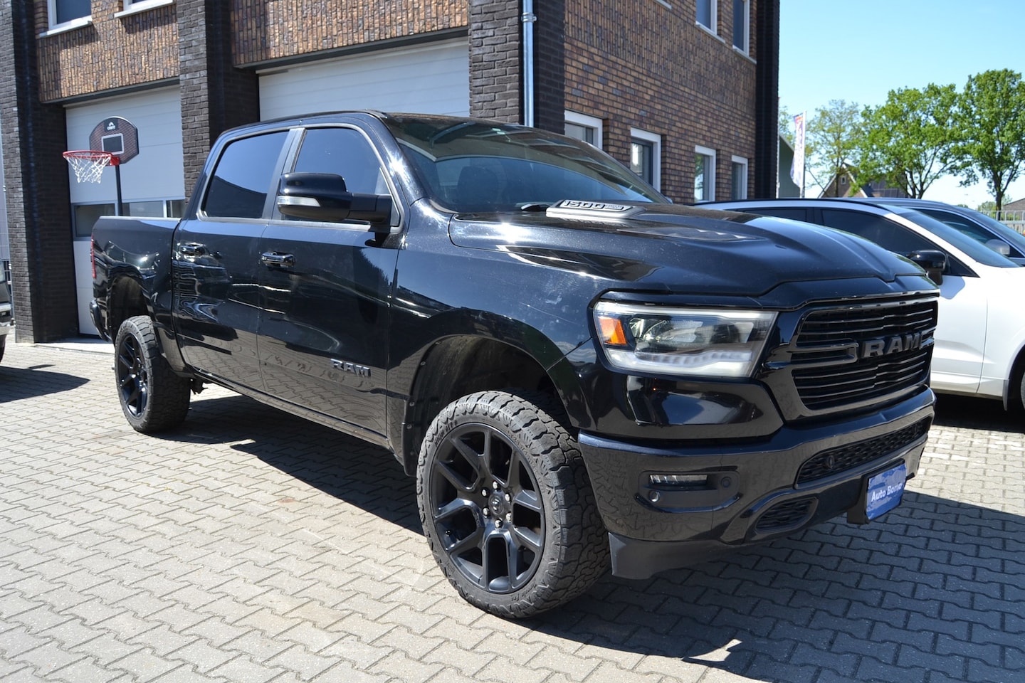 Dodge Ram 1500 - 5.7 V8 4x4 Crew Cab Sport 5.7 V8 4x4 Crew Cab Sport, 12 inch scherm - AutoWereld.nl