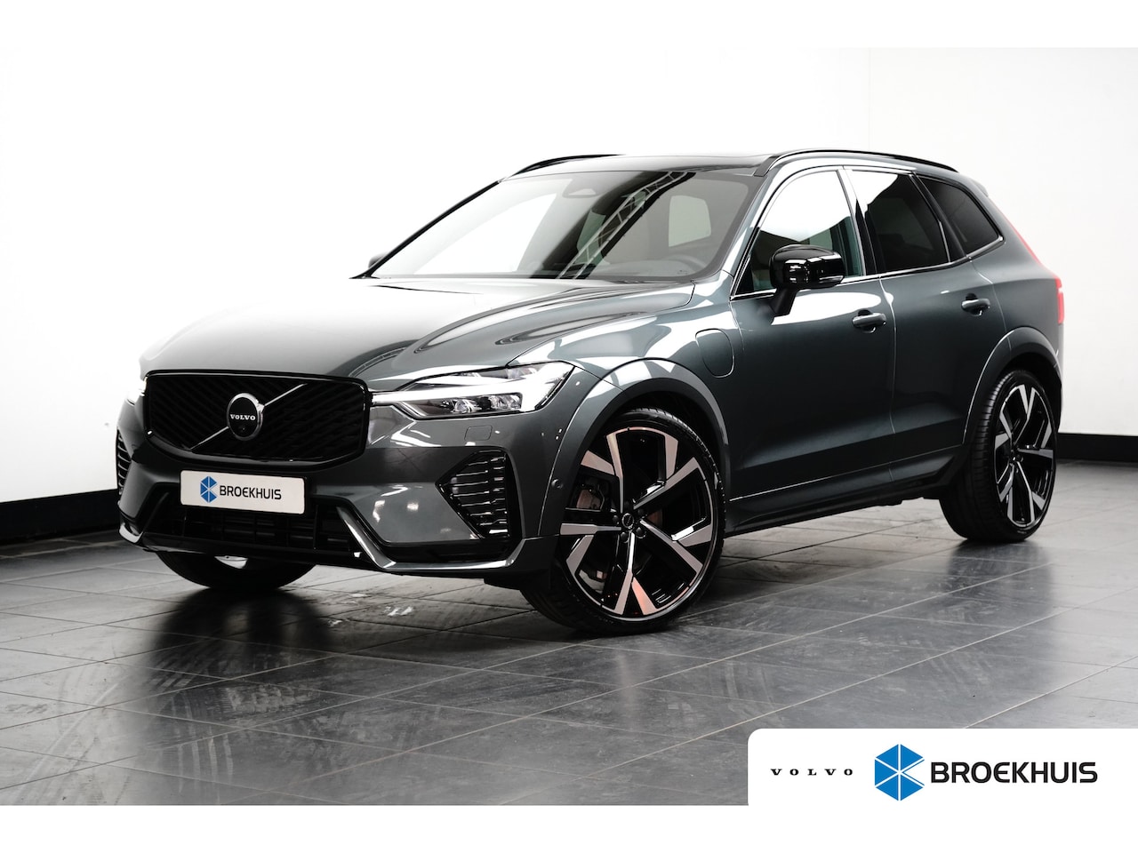 Volvo XC60 - Ultra Dark Recharge Plug-In Hybrid AWD | Bowers & Wilkins | Luchtvering | HUD | Trekhaak | - AutoWereld.nl