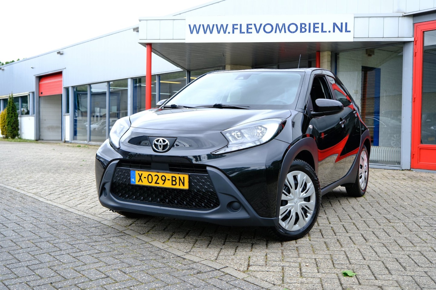 Toyota Aygo X - 1.0 VVT-i MT Play 5-drs Airco|1e Eig|Adapt.Cruise|CarPlay|Cam - AutoWereld.nl