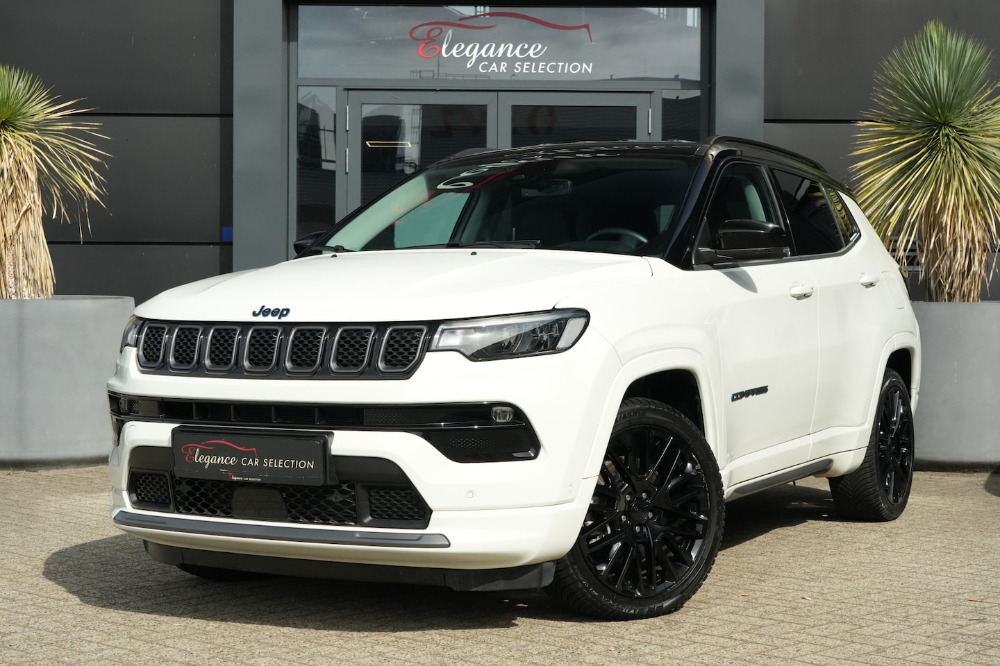Jeep Compass - 4xe 240 Plug-in Hybrid Electric S 240pk Navigatie/Stoelverwarming/Camera - AutoWereld.nl