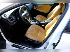 Volvo V40 - 2.0 T2 Nordic+ Leder|1e Eig|Navi|Clima|LMV