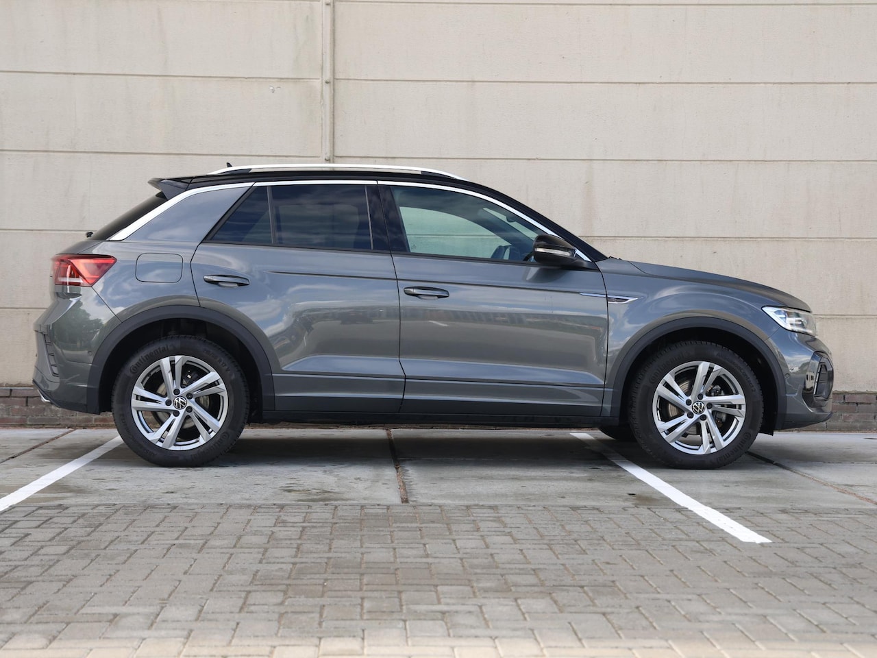 Volkswagen T-Roc - 1.5 TSI R-Line Business 150PK DSG | Led plus | Camera | Trekhaak | Navigatie | Spiegelpakk - AutoWereld.nl