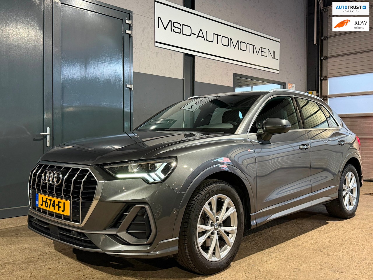 Audi Q3 - 35 TFSI S-line | binnen en buiten |NAP|LED|Trekhaak |Carplay ! - AutoWereld.nl