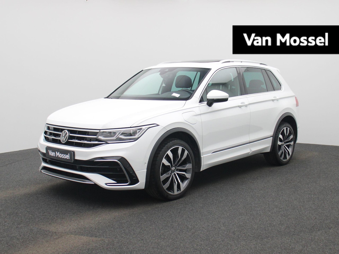 Volkswagen Tiguan - 1.4 TSI eHybrid R-Line Business+ 245 PK| Panoramadak | Trekhaak | LED Matrix | Dodehoek De - AutoWereld.nl