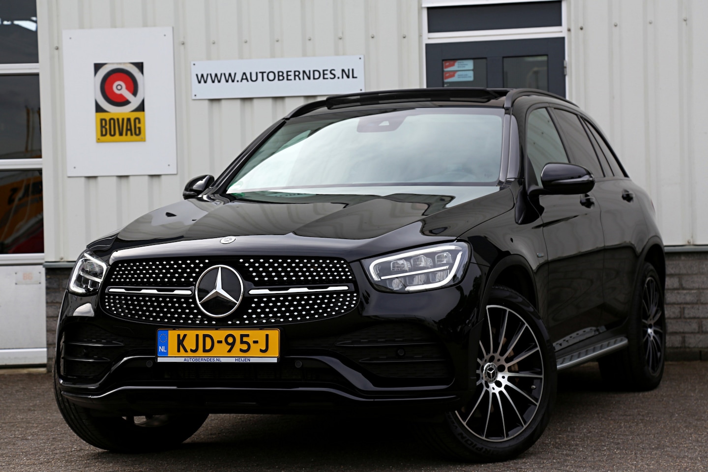Mercedes-Benz GLC-klasse - 300e 4MATIC AMG*Perfect Onderh.*Pano/Elek. Trekhaak/Night/Treeplanken/Diamond Grille/LED/D - AutoWereld.nl