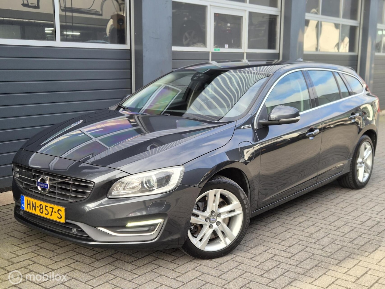 Volvo V60 - 2.4 D6 Twin Engine AWD Plug-in Hybrid | NAVI | STOEL.V | PDC | XENON | LEDER | - AutoWereld.nl