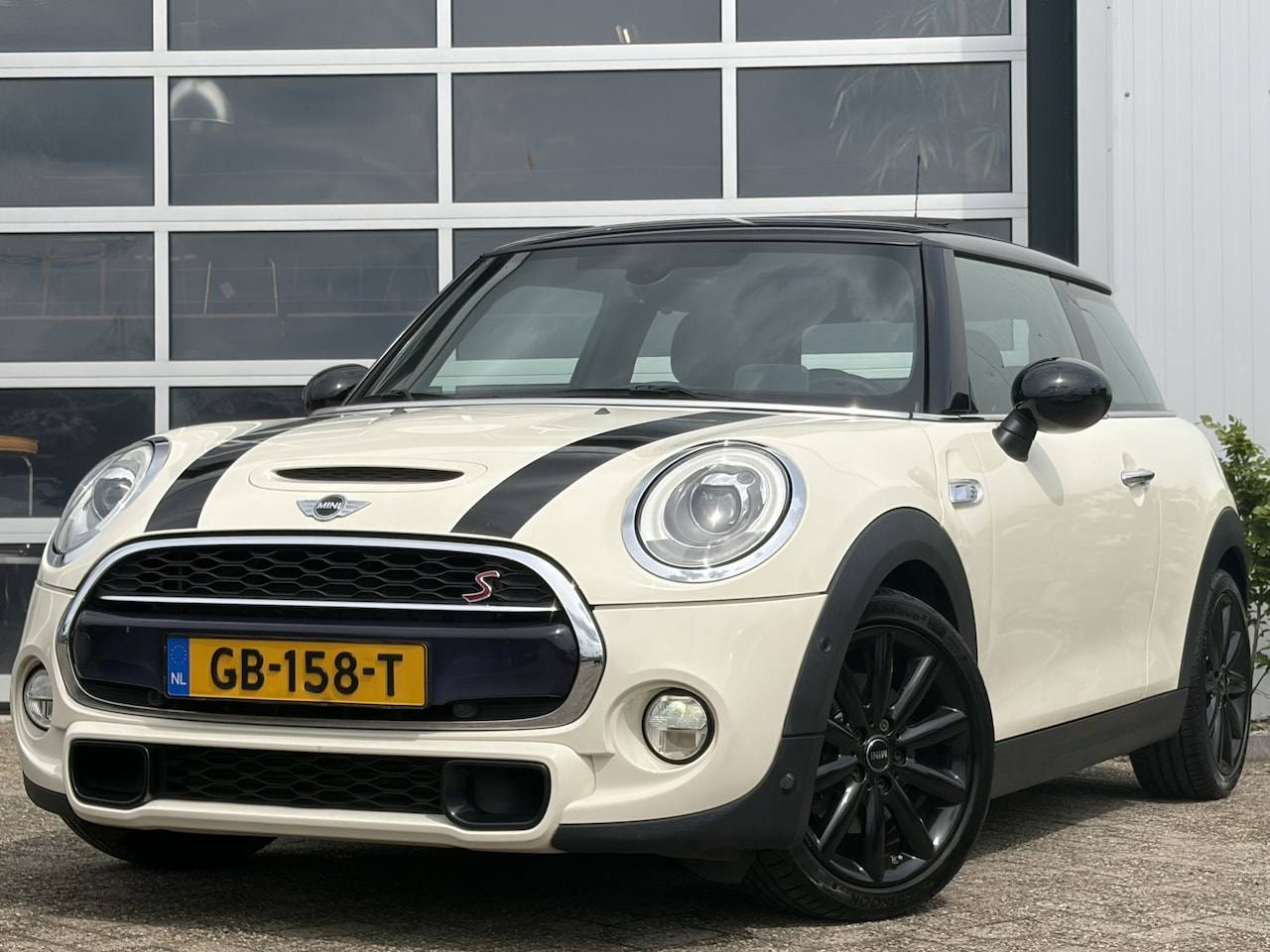 MINI Cooper S - Mini 2.0 Chili Serious Business 192pk | Achteruitrijcamera | Bluetooth | Cruise control | - AutoWereld.nl