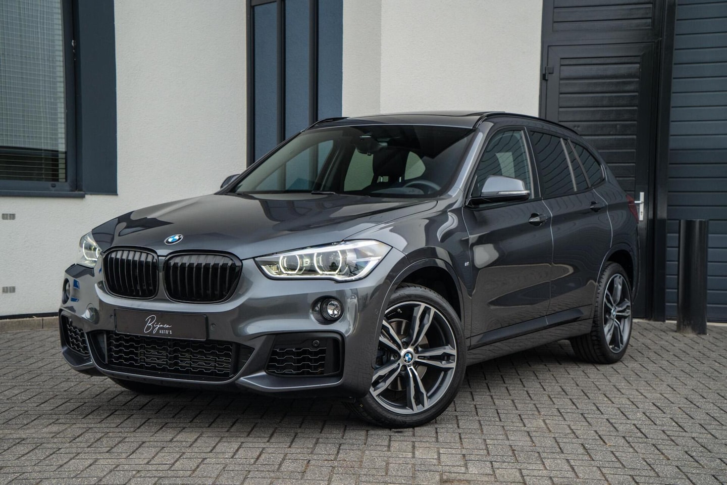BMW X1 - sDrive20i 192PK M-Sport PANO / TREKHAAK / CAMERA - AutoWereld.nl