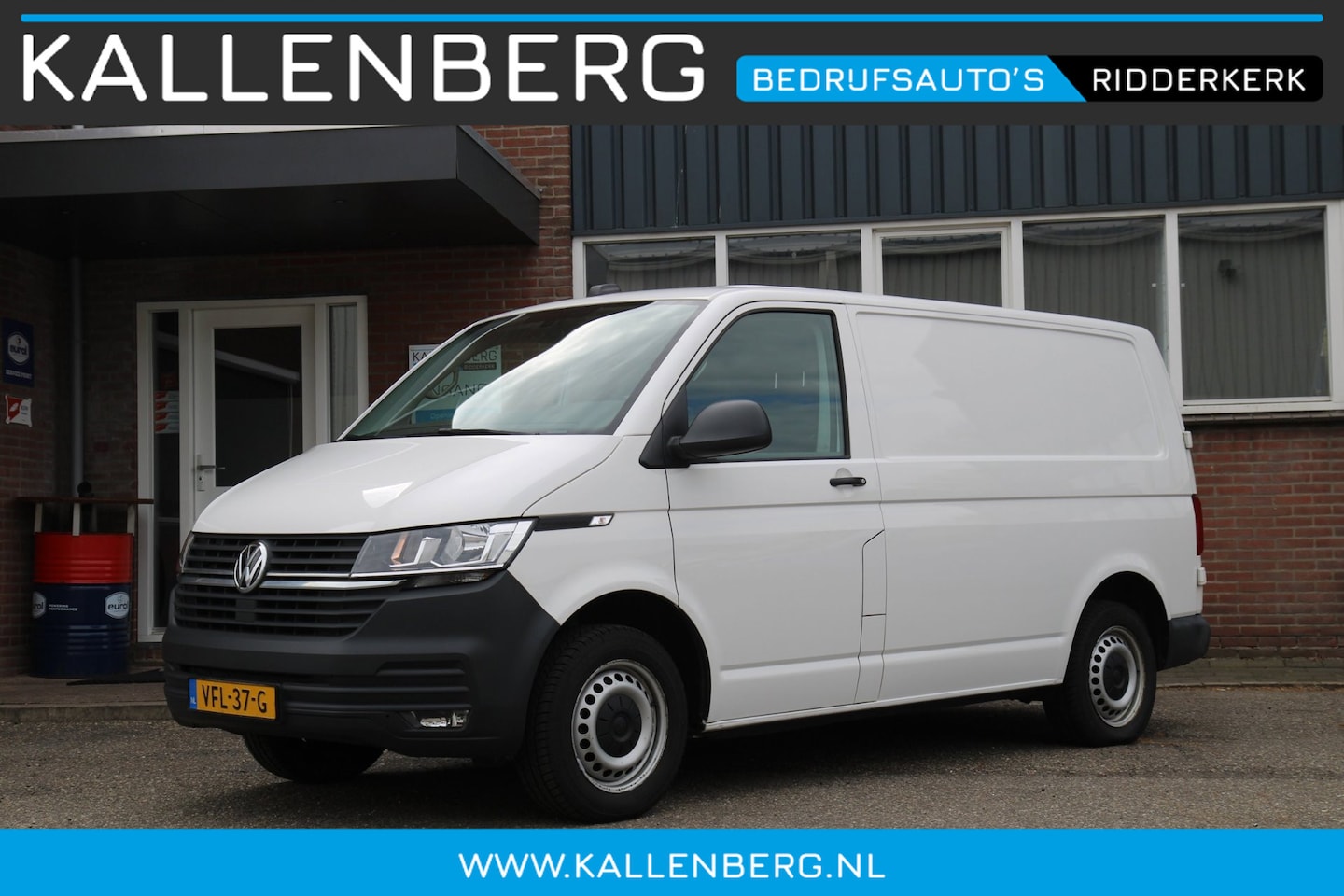 Volkswagen Transporter - 2.0 TDI 150PK L1H1 Comfortline / App connect / Multi stuur / Trekhaak - AutoWereld.nl