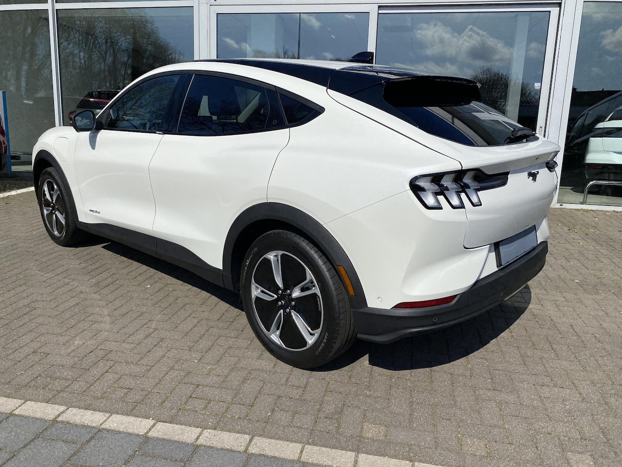 Ford Mustang Mach-E - Standard Range RWD 72,6 kWh Direct uit voorraad leverbaar - AutoWereld.nl