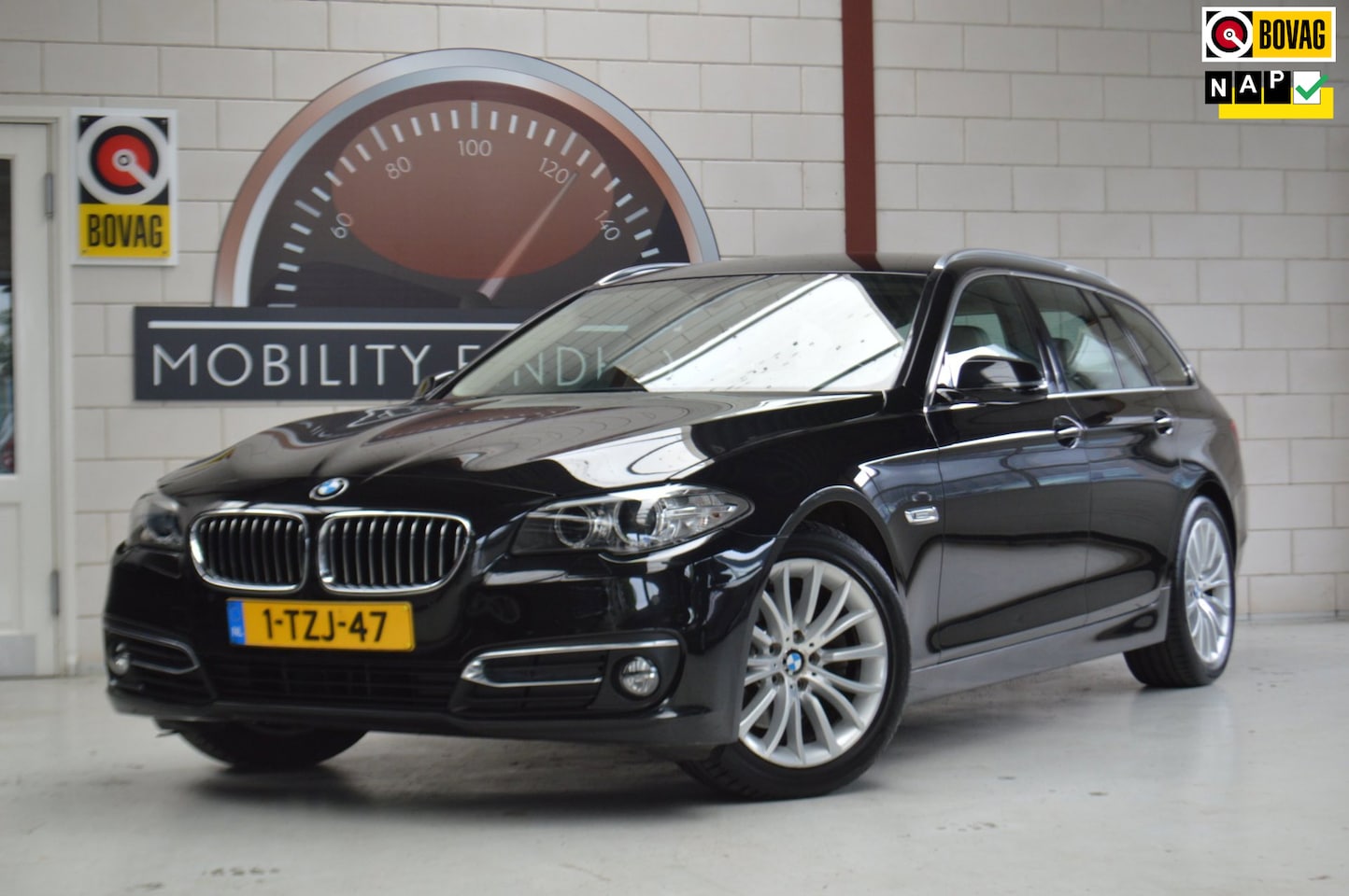 BMW 5-serie Touring - 520i Luxury Ed. trekhaak, nwe banden. GARANTIE - AutoWereld.nl