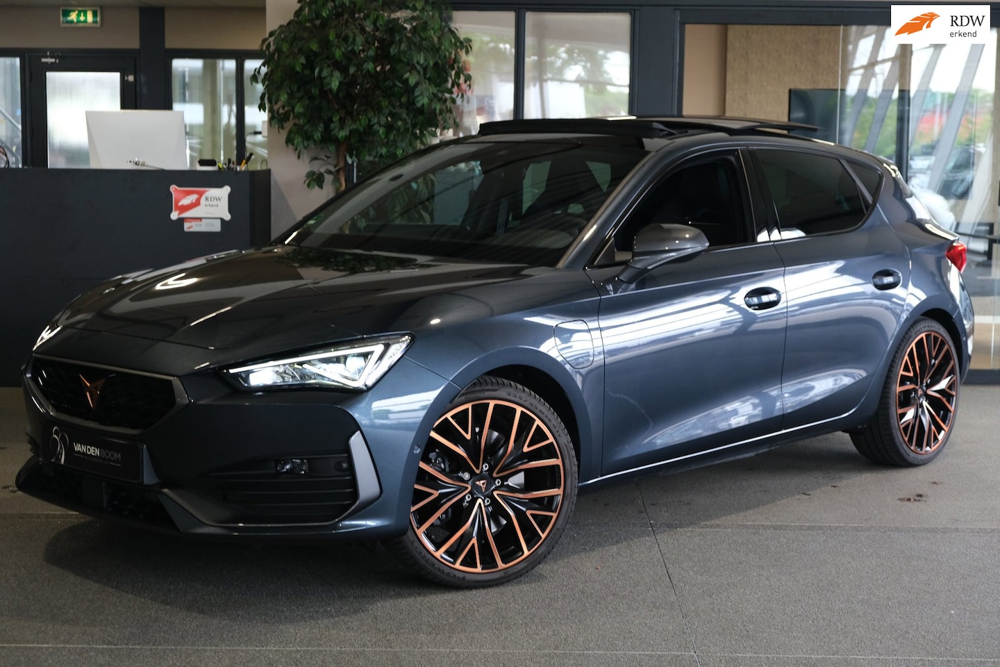 CUPRA Leon - 1.4 e-Hybrid VZ Copper 245PK Pano SuperSport Cam Nav Virtual Led - AutoWereld.nl