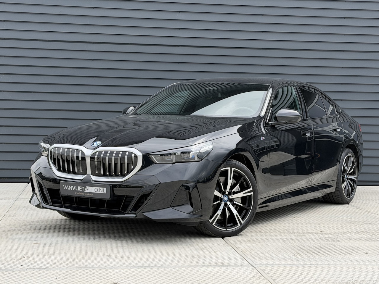 BMW 5-serie - 550e xDrive M SPORT 4 WHL besturing / Leder / trekh - AutoWereld.nl