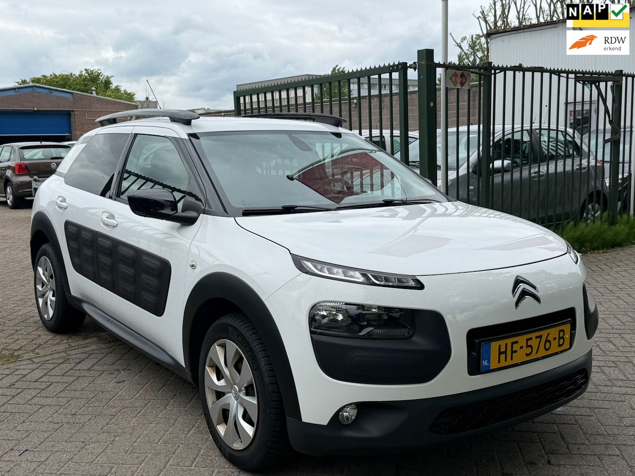 Citroën C4 Cactus - 1.2 PureTech Business Airco navigatie achteruit camera elektrische ramen cv op afs cruis c - AutoWereld.nl