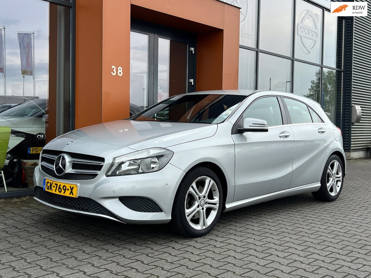 Mercedes-Benz A-klasse - 180 automaat|Bluetooth|PDC|Cruise|Navi - AutoWereld.nl