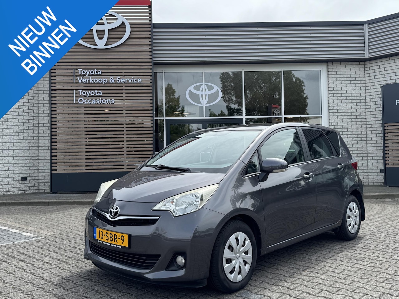 Toyota Verso S - 1.3 VVT-i ASPIRATION AUTOMAAT TREKHAAK PANO-DAK CAMERA CLIMA PRIVACY-GLASS TOMTOM NL-AUTO - AutoWereld.nl