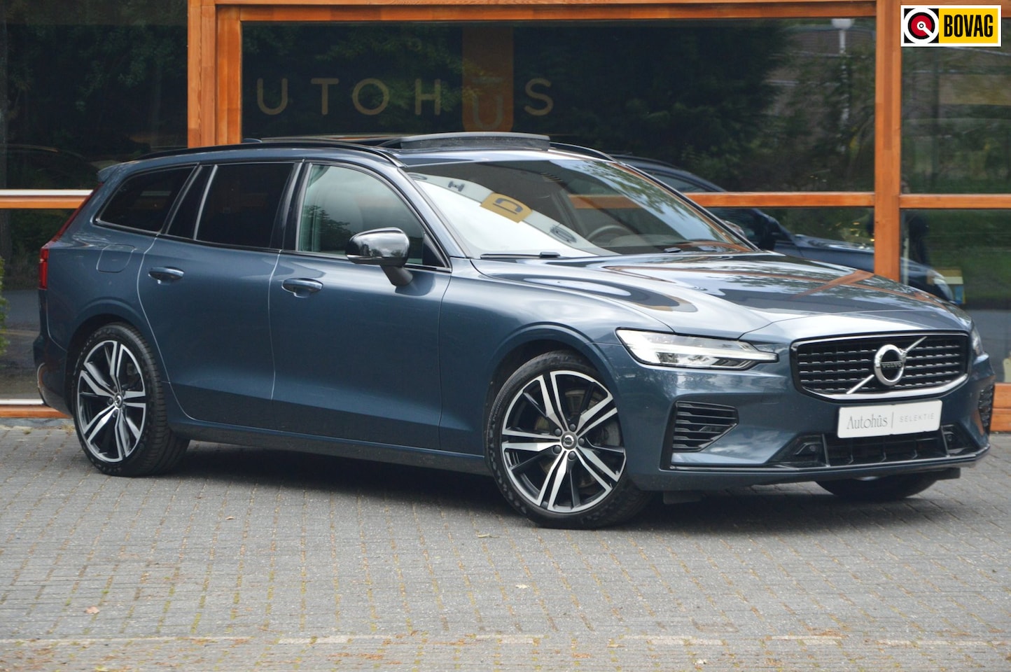Volvo V60 - T6 Hybride AWD Plus Dark LONG RANGE | Head-Up | Panoramadak | Stoel + Stuur Verwarming | C - AutoWereld.nl
