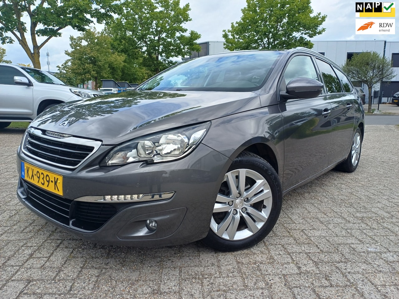 Peugeot 308 SW - 1.2 PureTech Blue Lease Executive NAVI/CAMERA/PANO/TREKHAAK - AutoWereld.nl