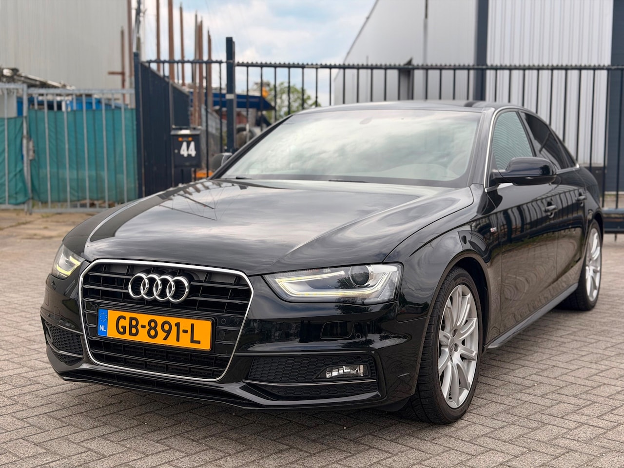 Audi A4 Limousine - 1.8 TFSI S Edition 2x S-Line Automaat Clima Navi Leer - AutoWereld.nl