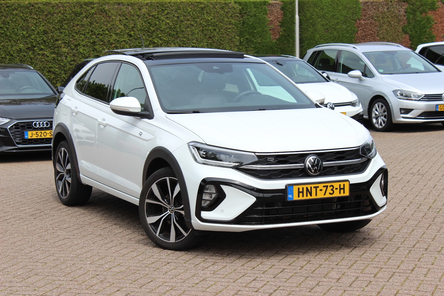 Volkswagen Taigo - 1.5 TSI R-Line Business / Panoramadak / Camera / Keyless / Matrix LED / 18'' / Sfeerverlic - AutoWereld.nl