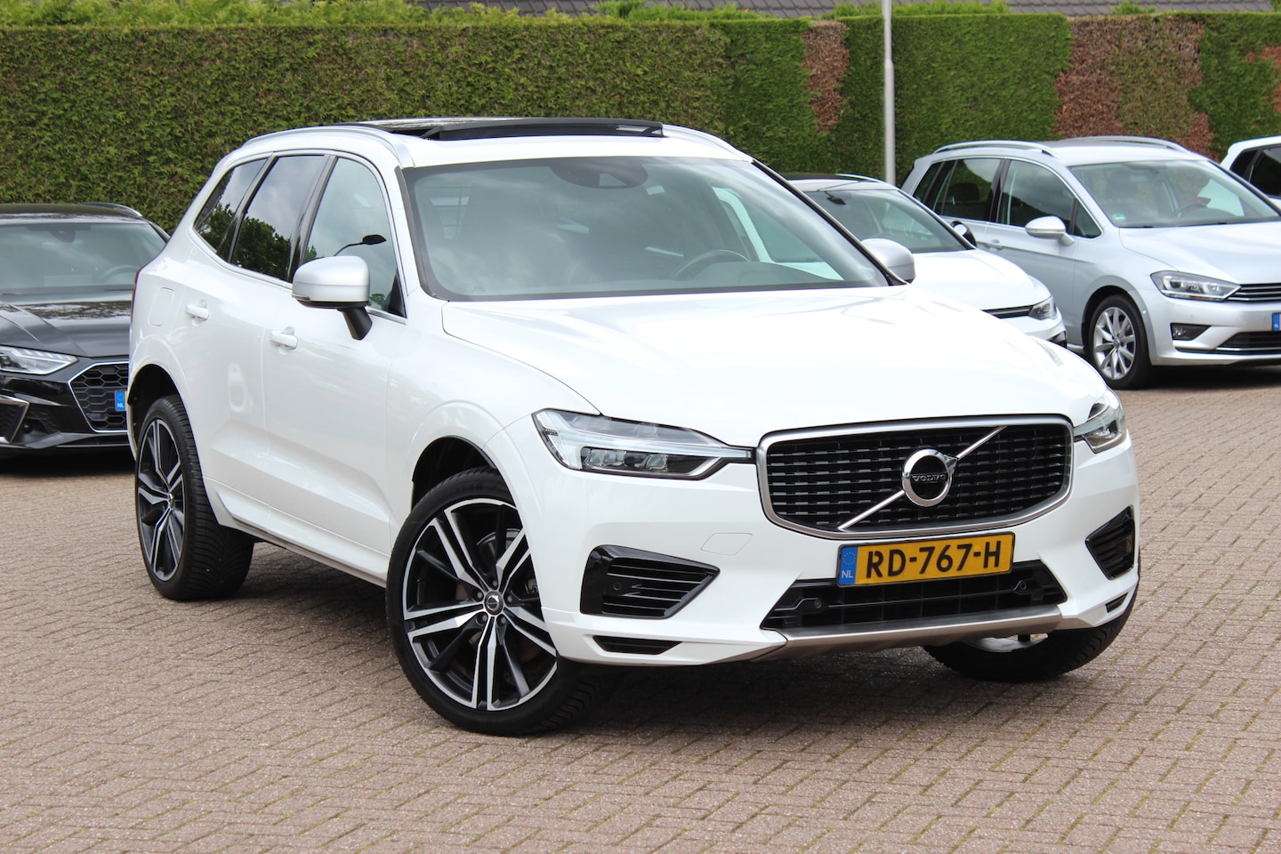 Volvo XC60 - 2.0 T8 Twin Engine AWD R-Design / Trekhaak / Panoramadak / Leder / CarPlay / 21'' / Parkee - AutoWereld.nl