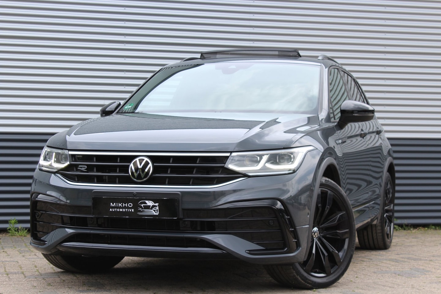Volkswagen Tiguan - 1.5 TSI 3x R-Line | Panoramadak | 360 Camera | Trekhaak | Keyless | Dode hoek assistentie - AutoWereld.nl