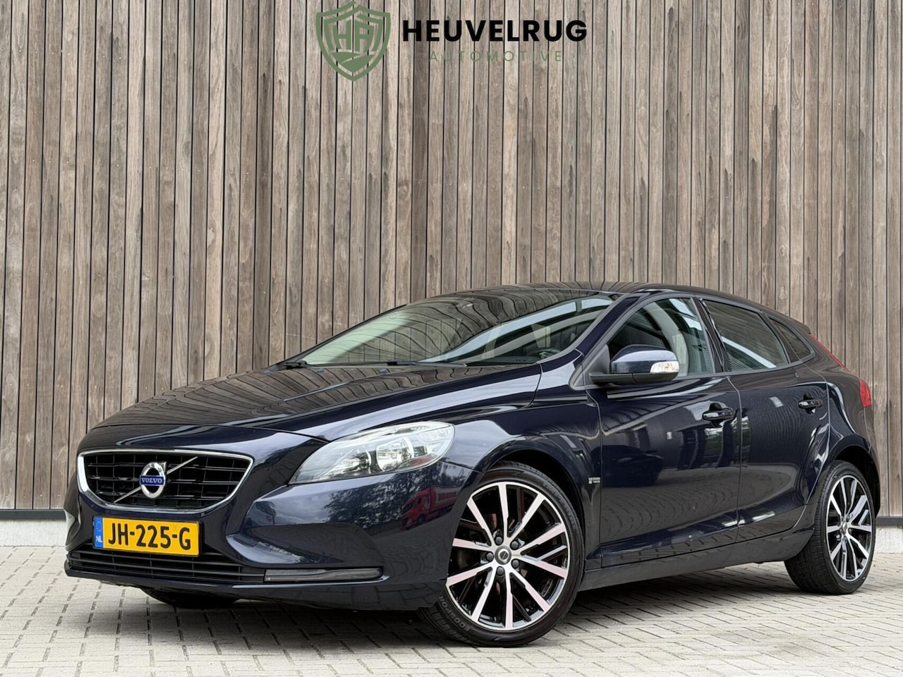 Volvo V40 - 2.0 D2 Nordic+ NL Auto - AutoWereld.nl
