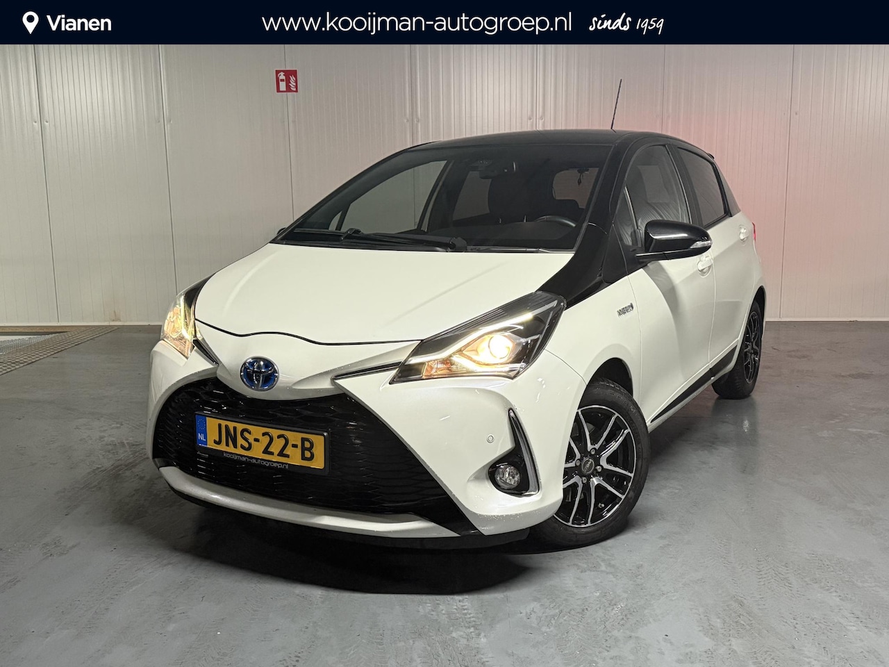Toyota Yaris - 1.5 Hybrid Bi-Tone Luxe en nette auto slechts 72366 KM met stoelverwarming, parkeersensore - AutoWereld.nl