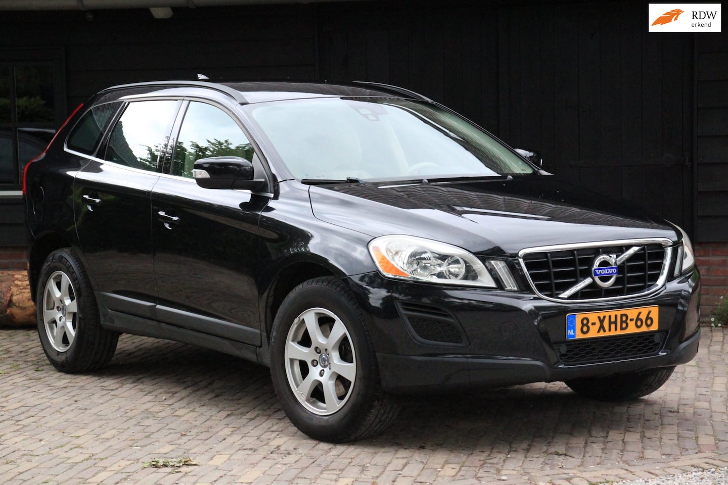 Volvo XC60 - 2.0 D3 Momentum 5 Cilinder/Leer/Parkkersensor/Trekhaak - AutoWereld.nl