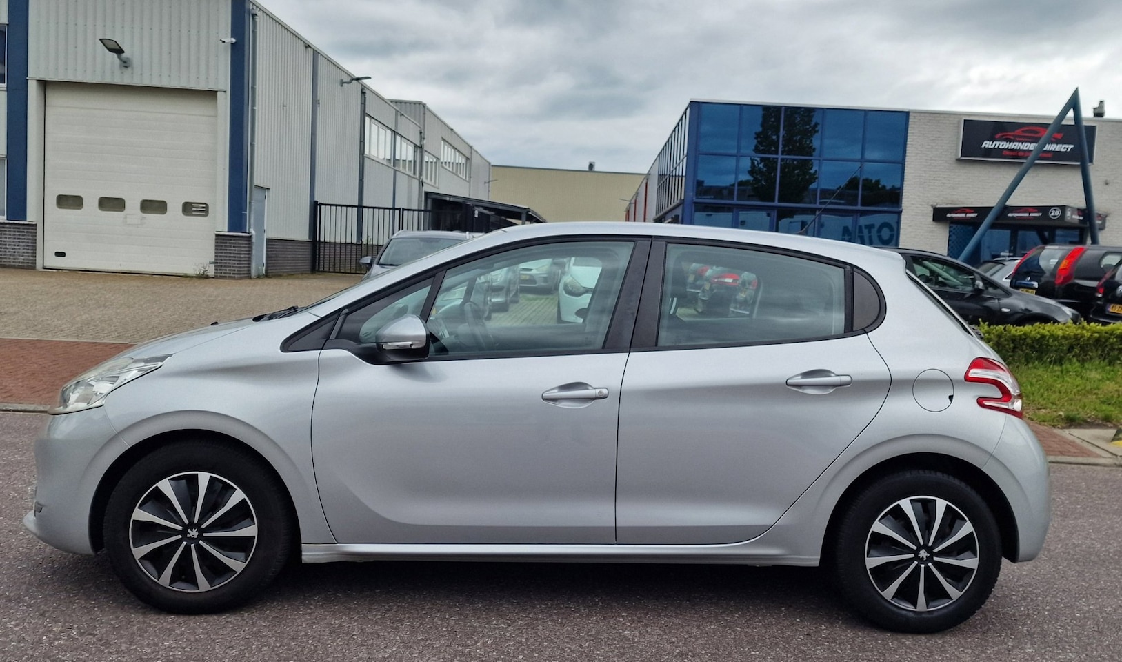 Peugeot 208 - 1.2 VTi Envy NAVI PSENSOR CRUISE 2 X SLEUTELS - AutoWereld.nl