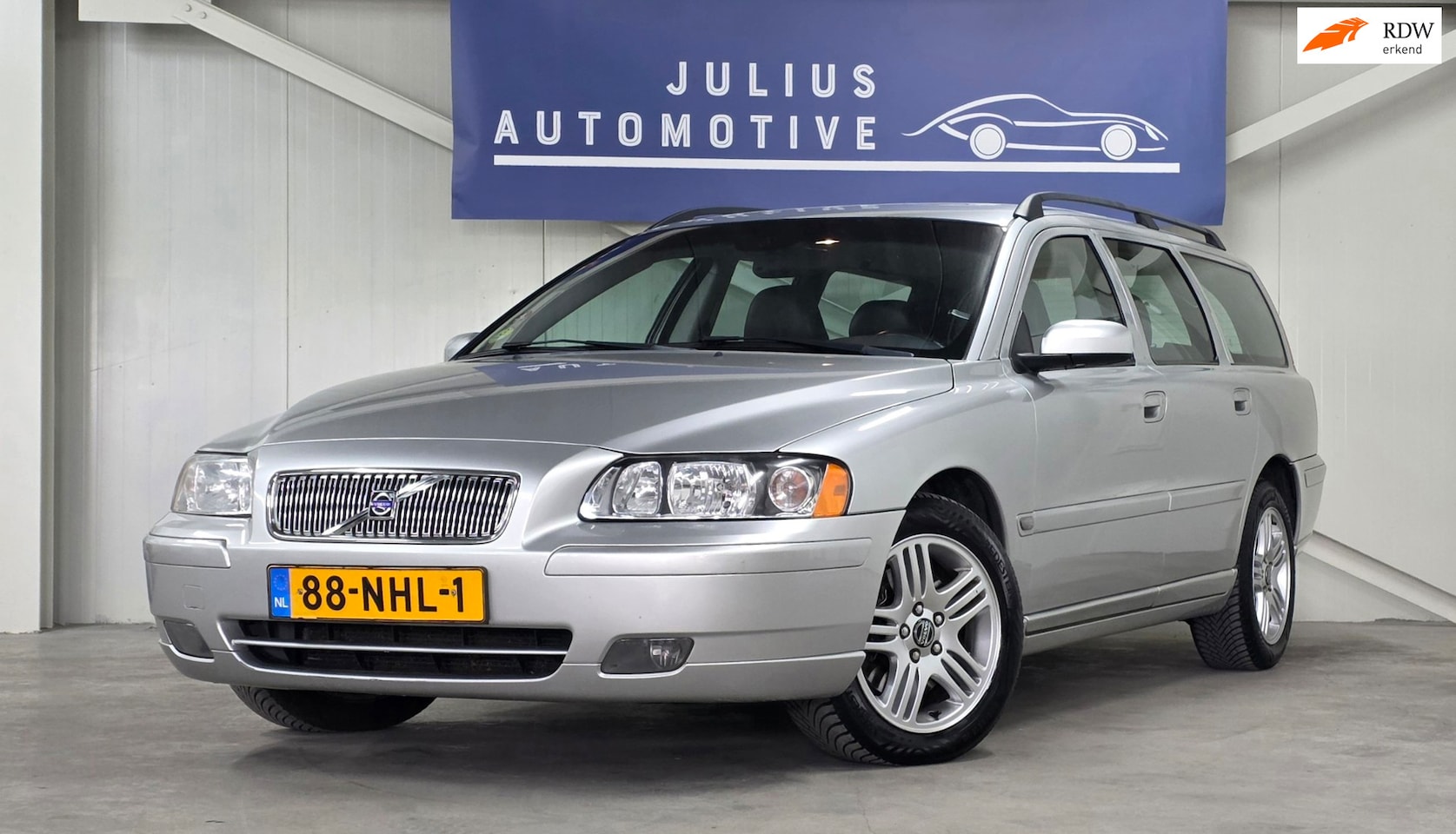 Volvo V70 - 2.4 D5 Super Netjes Trekhaak Airco Garantie! - AutoWereld.nl