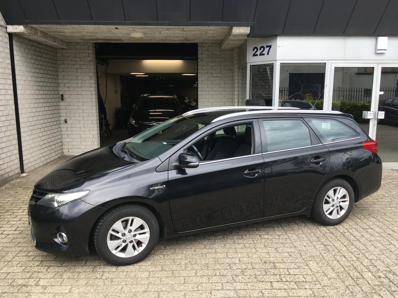 Toyota Auris Touring Sports - 1.8 Hybrid Aspiration / CAMERA / NAVI / DEALER SERVICED / HYBRIDE CHECK / APK 2027 - AutoWereld.nl