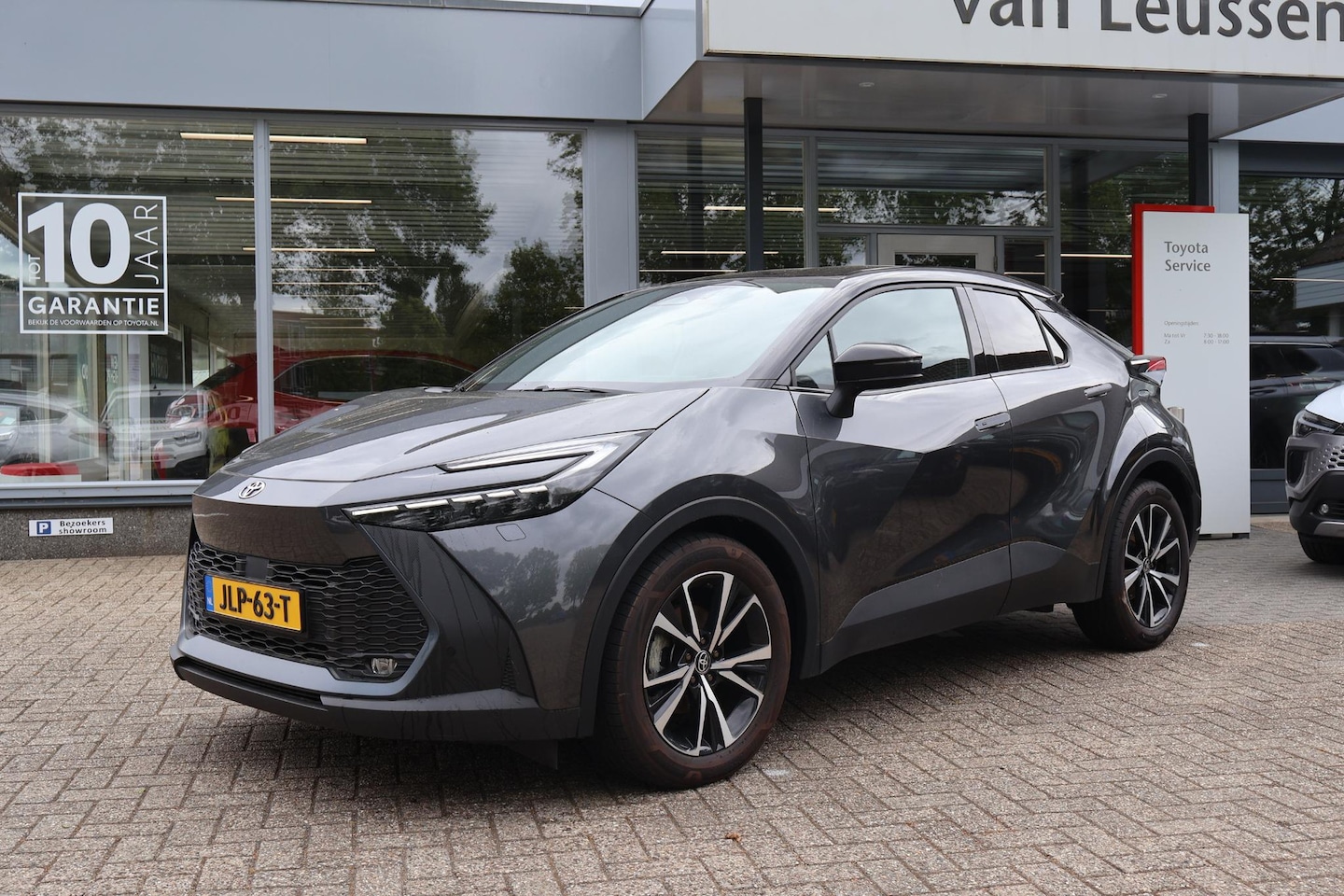 Toyota C-HR - 1.8 HYBRID 140 FIRST-EDITION BI-TONE STOEL/WISSER&STUURVERW. LED KOPLAMPEN DODEHOEK DETECT - AutoWereld.nl