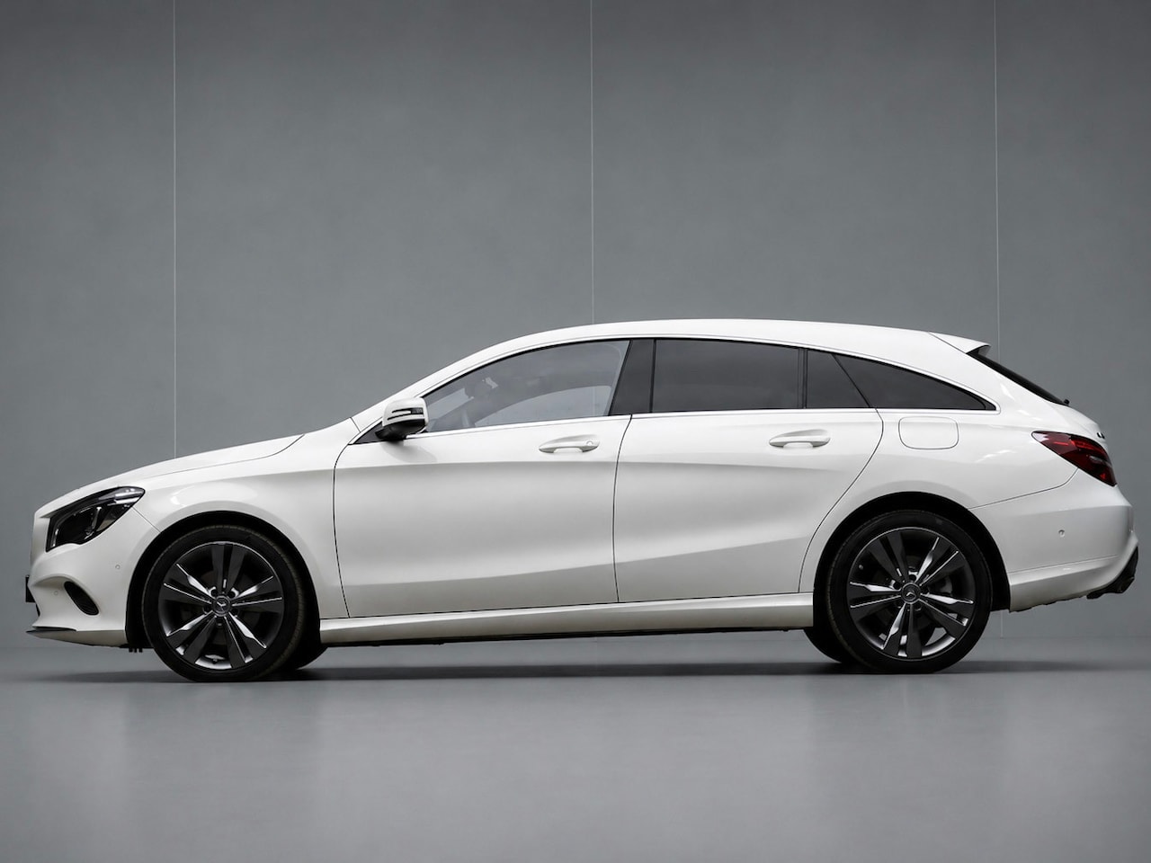 Mercedes-Benz CLA-klasse Shooting Brake - 180 Sport (NAVI,PDC,CLIMATE,CRUISE,SFEER VERLICHTING,LED,GETINT,SPORTSTOELEN,LM VELGEN) - AutoWereld.nl